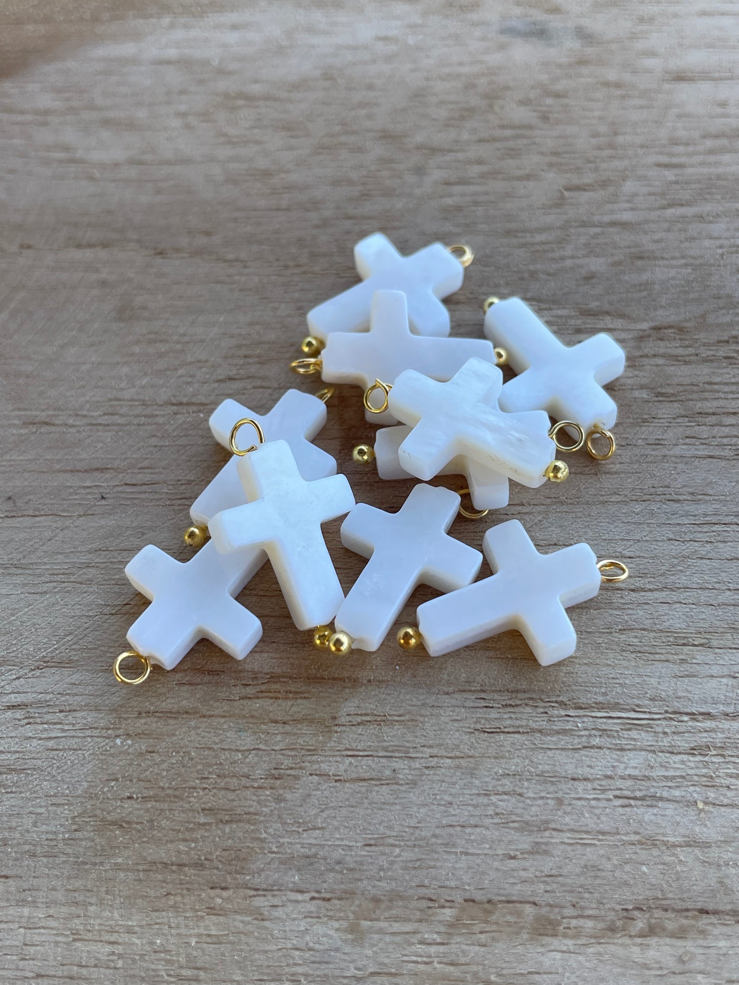Breloque croix nacrée