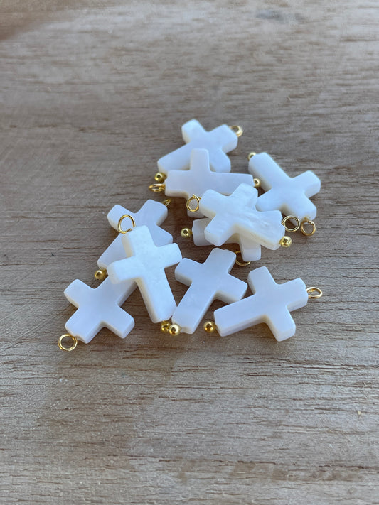 Breloque croix nacrée