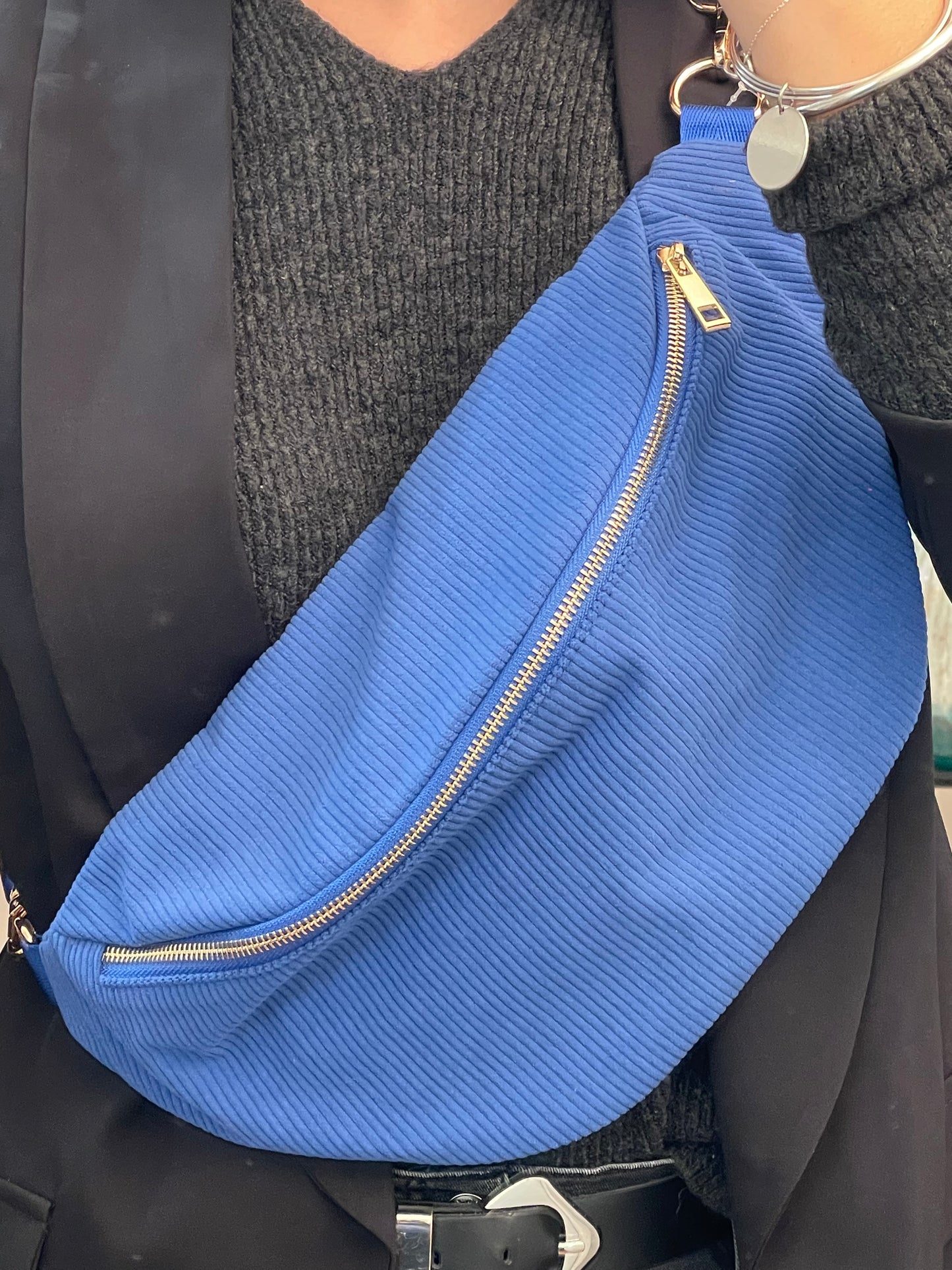 Banane en velours bleu roi