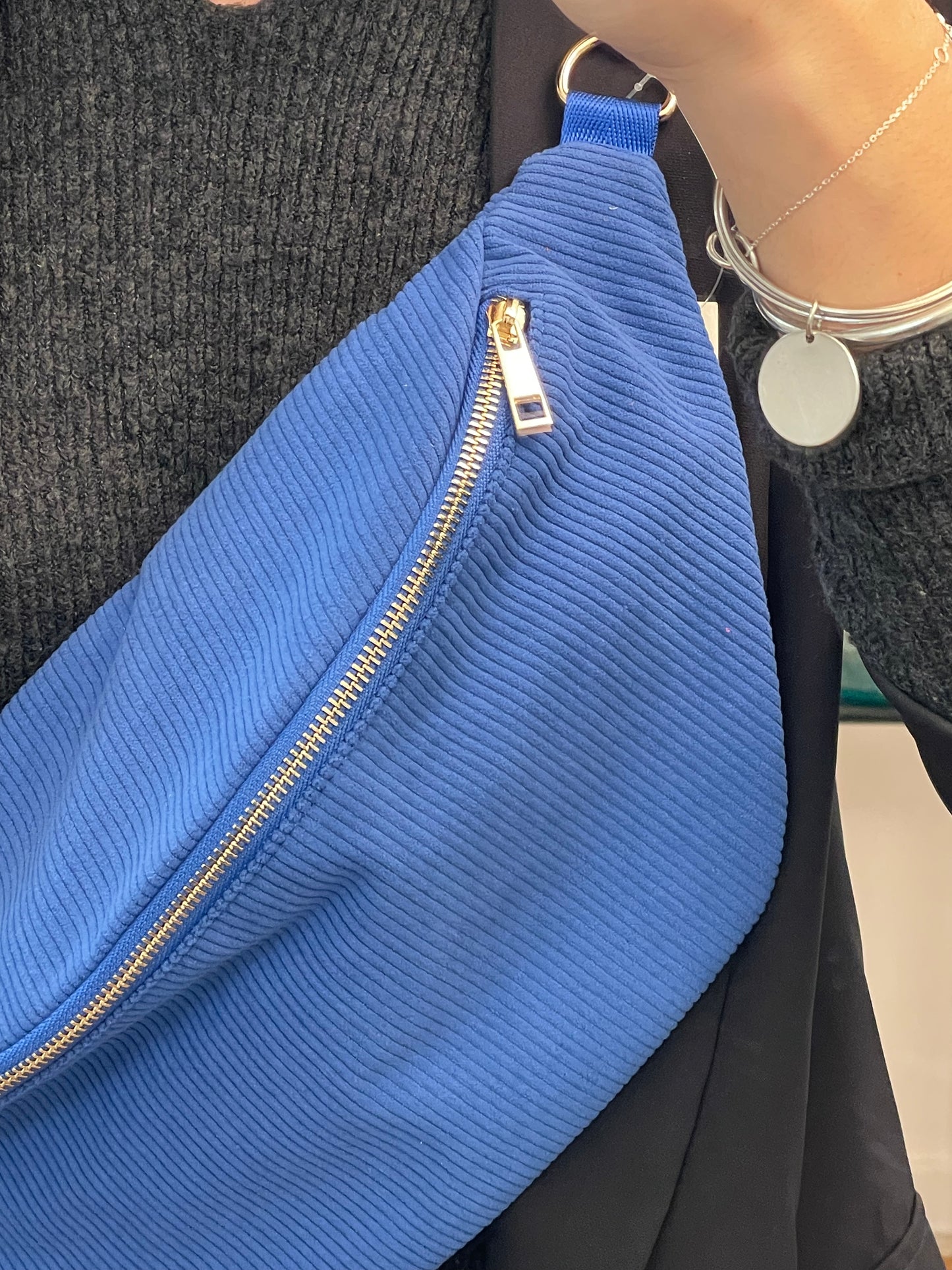 Banane en velours bleu roi